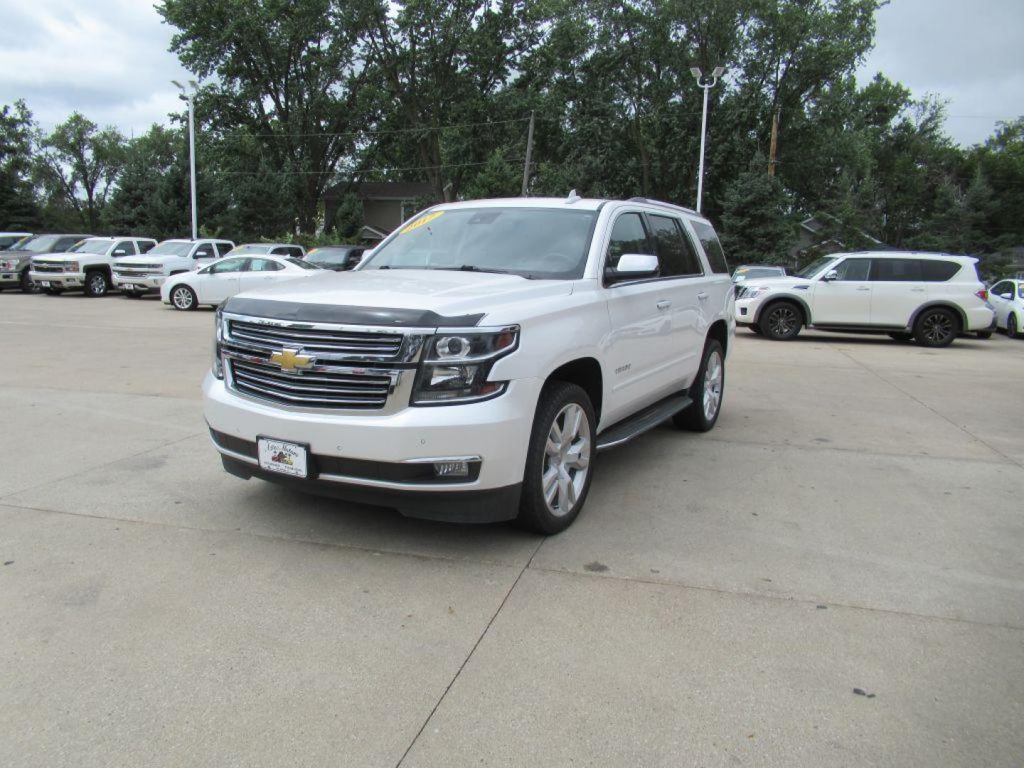 2017 WHITE CHEVROLET TAHOE 1500 PREMIER (1GNSKCKC1HR) with an 5.3L engine, Automatic transmission, located at 908 SE 14th Street, Des Moines, IA, 50317, (515) 281-0330, 41.580303, -93.597046 - Photo#0