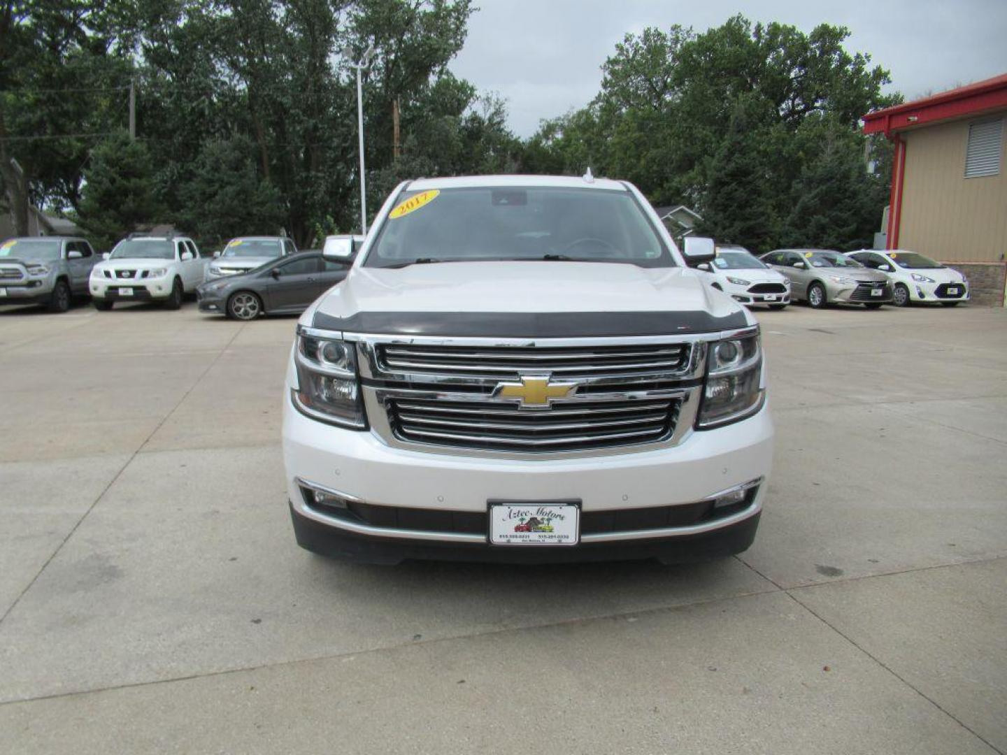 2017 WHITE CHEVROLET TAHOE 1500 PREMIER (1GNSKCKC1HR) with an 5.3L engine, Automatic transmission, located at 908 SE 14th Street, Des Moines, IA, 50317, (515) 281-0330, 41.580303, -93.597046 - Photo#1