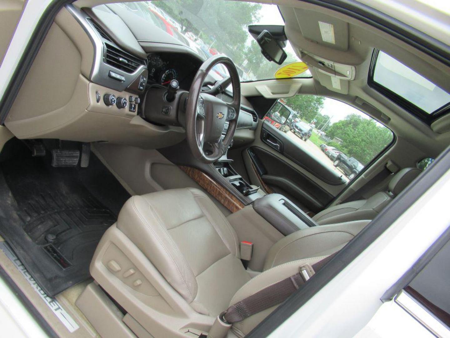 2017 WHITE CHEVROLET TAHOE 1500 PREMIER (1GNSKCKC1HR) with an 5.3L engine, Automatic transmission, located at 908 SE 14th Street, Des Moines, IA, 50317, (515) 281-0330, 41.580303, -93.597046 - Photo#28