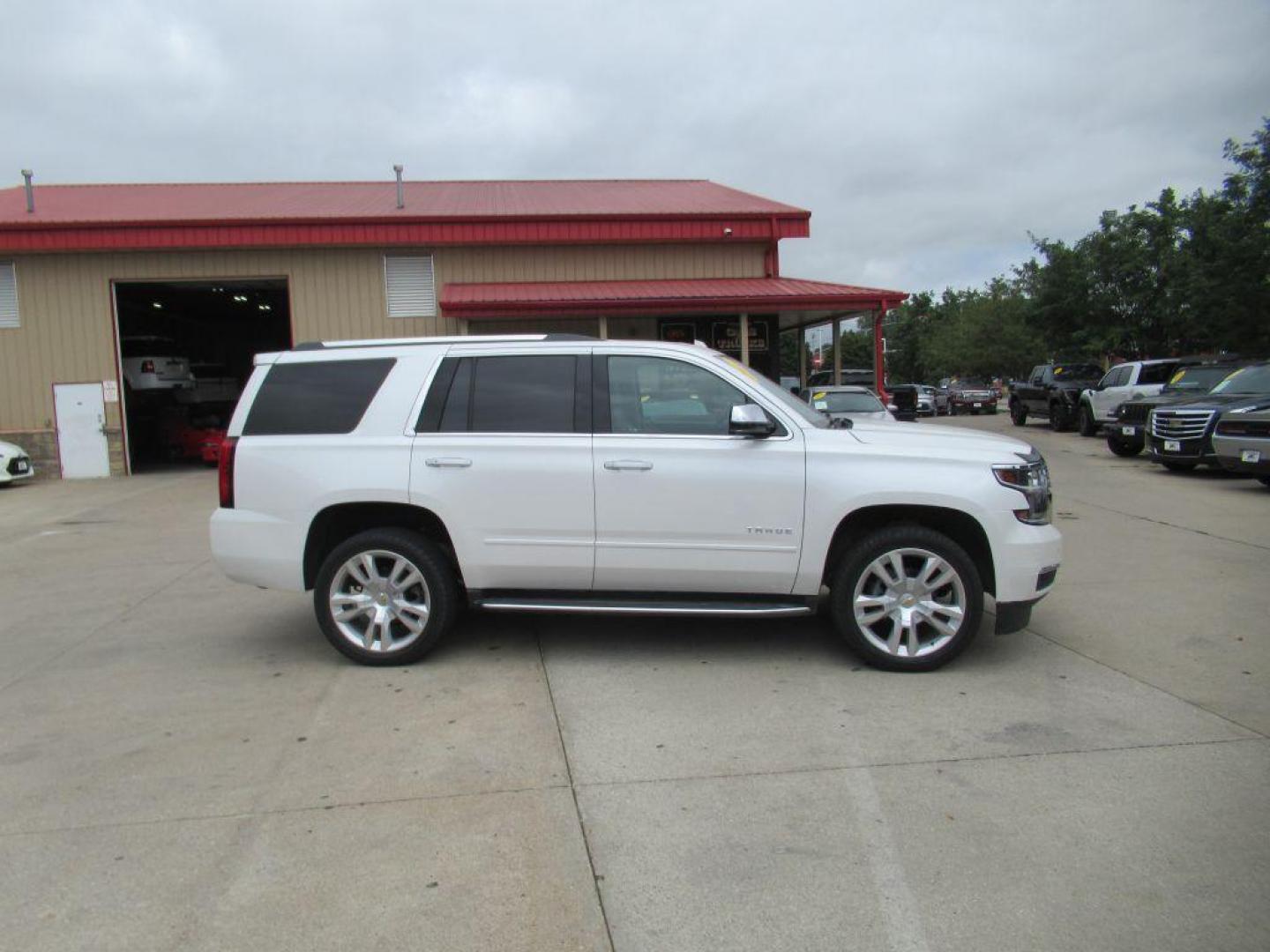 2017 WHITE CHEVROLET TAHOE 1500 PREMIER (1GNSKCKC1HR) with an 5.3L engine, Automatic transmission, located at 908 SE 14th Street, Des Moines, IA, 50317, (515) 281-0330, 41.580303, -93.597046 - Photo#3