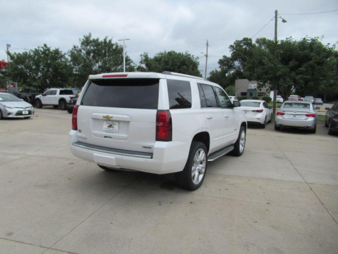 2017 WHITE CHEVROLET TAHOE 1500 PREMIER (1GNSKCKC1HR) with an 5.3L engine, Automatic transmission, located at 908 SE 14th Street, Des Moines, IA, 50317, (515) 281-0330, 41.580303, -93.597046 - Photo#4