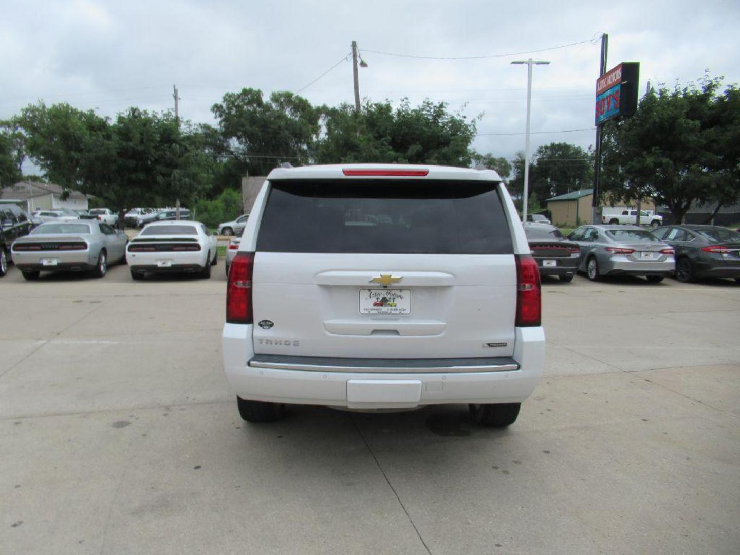 2017 WHITE CHEVROLET TAHOE 1500 PREMIER (1GNSKCKC1HR) with an 5.3L engine, Automatic transmission, located at 908 SE 14th Street, Des Moines, IA, 50317, (515) 281-0330, 41.580303, -93.597046 - Photo#5