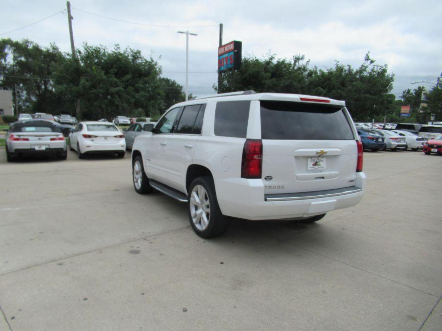 2017 WHITE CHEVROLET TAHOE 1500 PREMIER (1GNSKCKC1HR) with an 5.3L engine, Automatic transmission, located at 908 SE 14th Street, Des Moines, IA, 50317, (515) 281-0330, 41.580303, -93.597046 - Photo#6