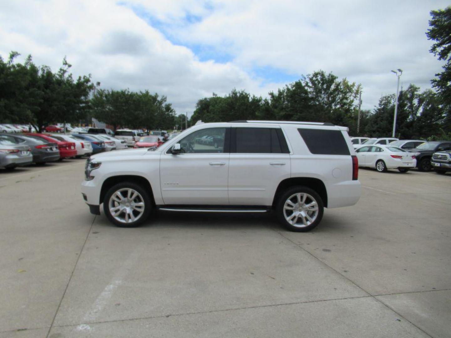 2017 WHITE CHEVROLET TAHOE 1500 PREMIER (1GNSKCKC1HR) with an 5.3L engine, Automatic transmission, located at 908 SE 14th Street, Des Moines, IA, 50317, (515) 281-0330, 41.580303, -93.597046 - Photo#7