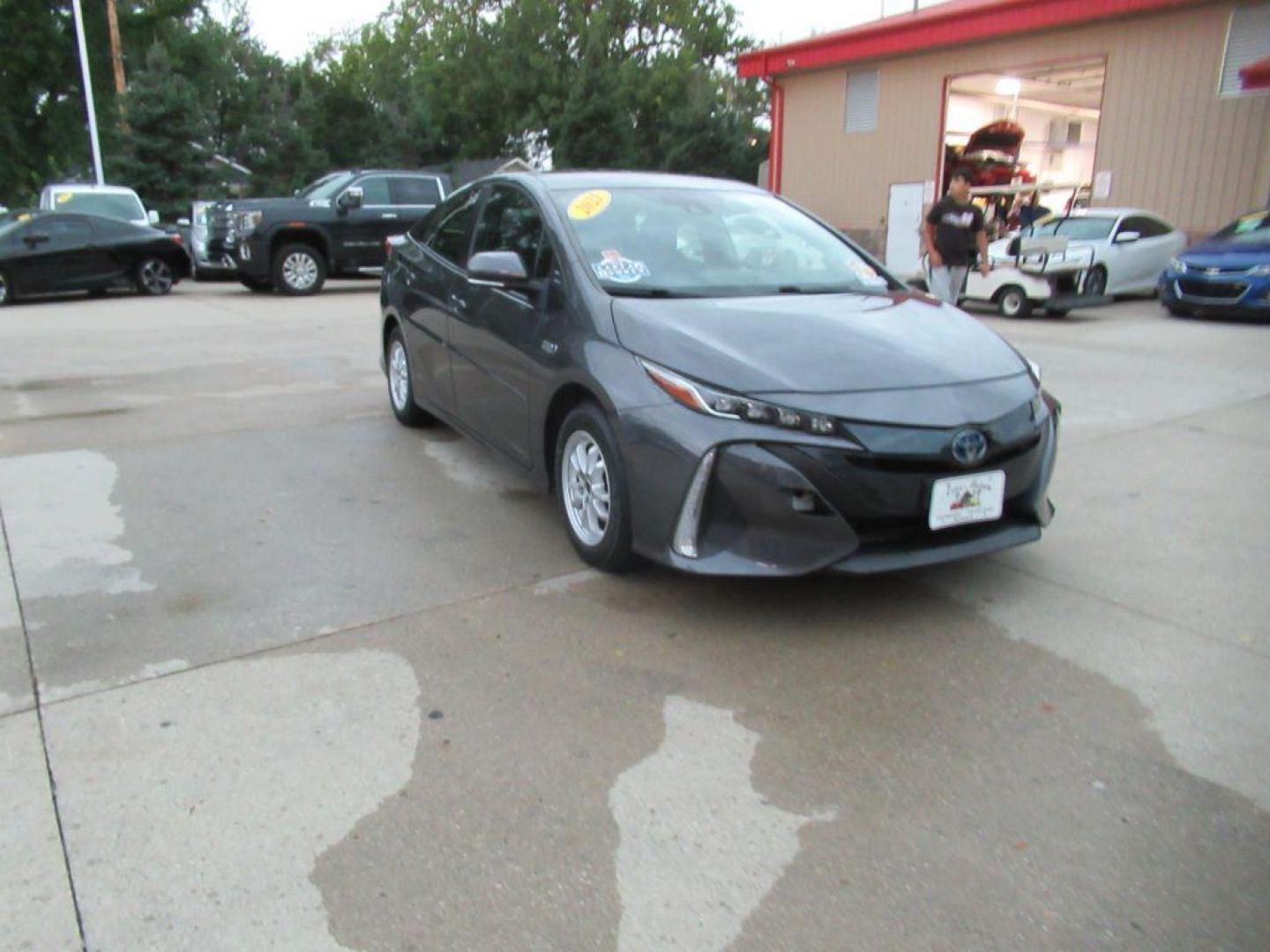 2021 GRAY TOYOTA PRIUS PRIME LE (JTDKAMFP4M3) with an 1.8L engine, Continuously Variable transmission, located at 908 SE 14th Street, Des Moines, IA, 50317, (515) 281-0330, 41.580303, -93.597046 - Photo#2