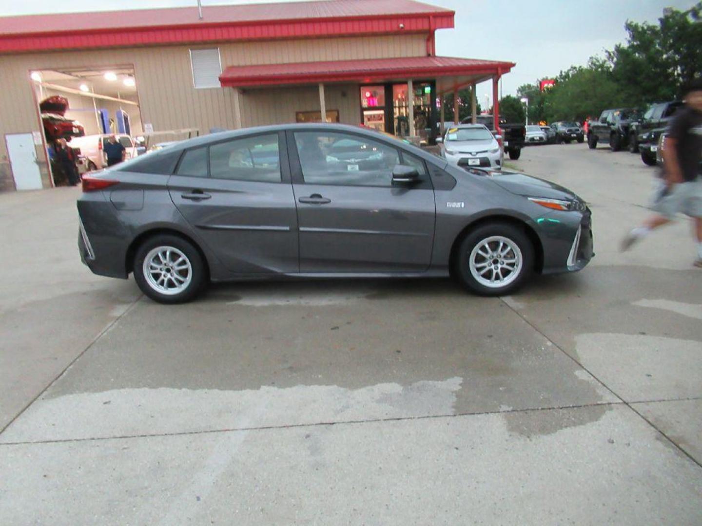 2021 GRAY TOYOTA PRIUS PRIME LE (JTDKAMFP4M3) with an 1.8L engine, Continuously Variable transmission, located at 908 SE 14th Street, Des Moines, IA, 50317, (515) 281-0330, 41.580303, -93.597046 - Photo#3