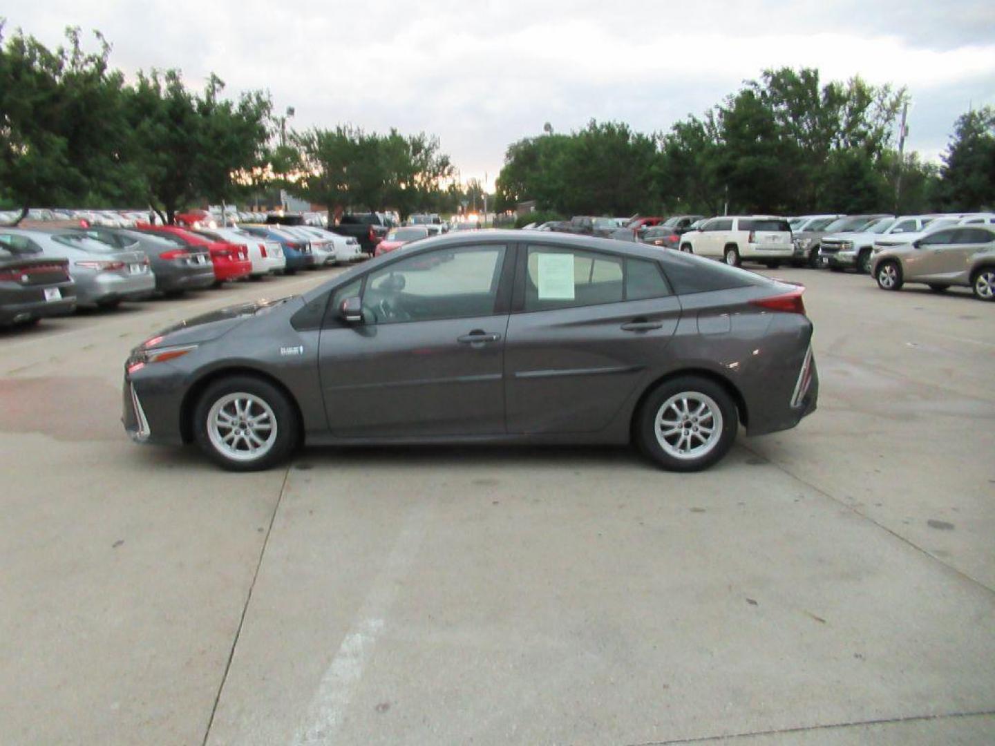 2021 GRAY TOYOTA PRIUS PRIME LE (JTDKAMFP4M3) with an 1.8L engine, Continuously Variable transmission, located at 908 SE 14th Street, Des Moines, IA, 50317, (515) 281-0330, 41.580303, -93.597046 - Photo#7