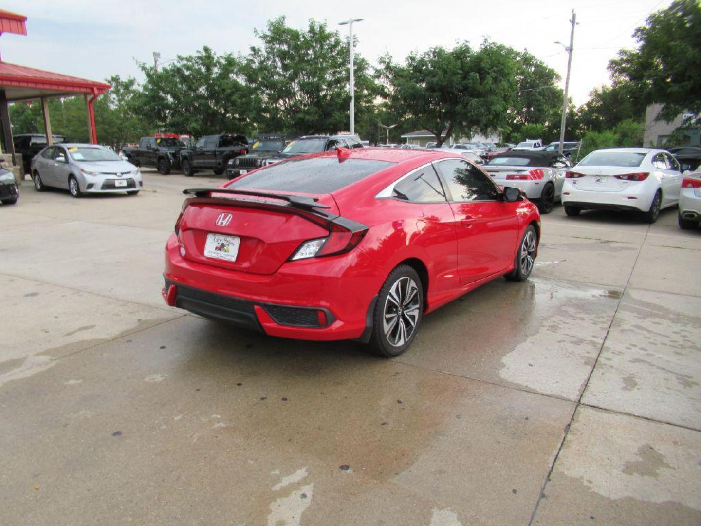 2017 RED HONDA CIVIC EX (2HGFC3B39HH) with an 1.5L engine, Continuously Variable transmission, located at 908 SE 14th Street, Des Moines, IA, 50317, (515) 281-0330, 41.580303, -93.597046 - Photo#4