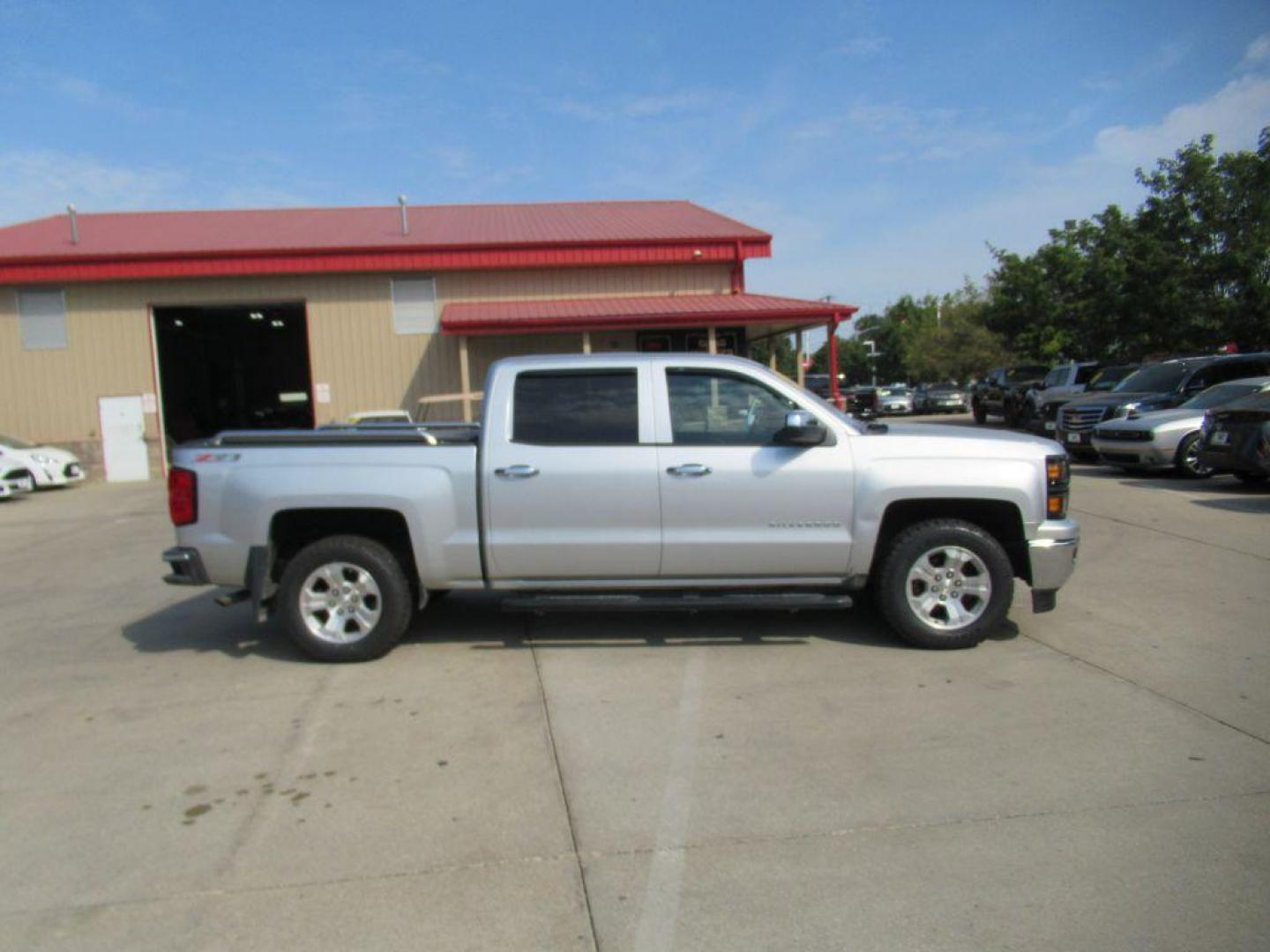 2014 SILVER CHEVROLET SILVERADO 1500 CREW CAB LT (3GCUKREC2EG) with an 5.3L engine, Automatic transmission, located at 908 SE 14th Street, Des Moines, IA, 50317, (515) 281-0330, 41.580303, -93.597046 - Photo#3