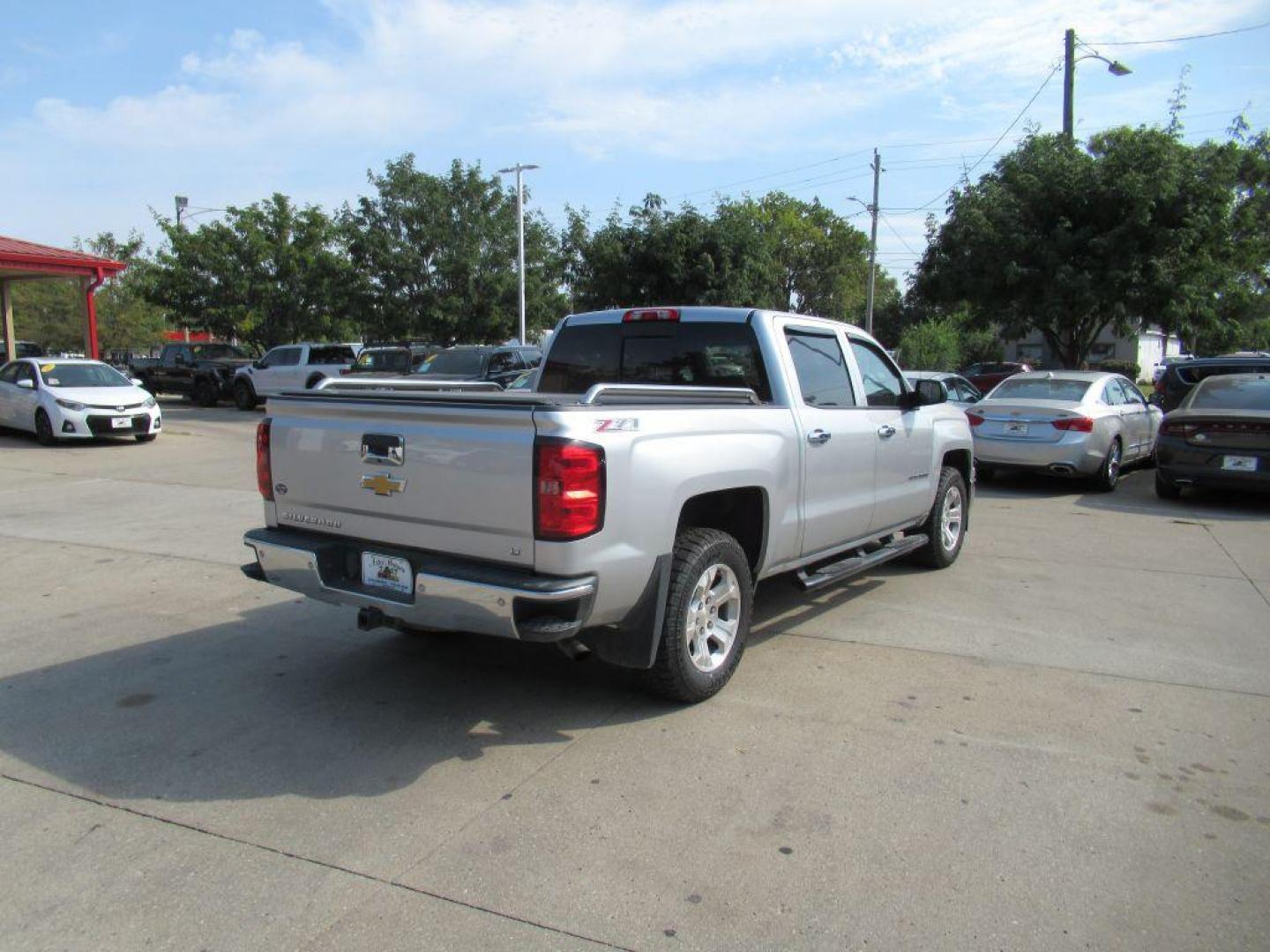 2014 SILVER CHEVROLET SILVERADO 1500 CREW CAB LT (3GCUKREC2EG) with an 5.3L engine, Automatic transmission, located at 908 SE 14th Street, Des Moines, IA, 50317, (515) 281-0330, 41.580303, -93.597046 - Photo#4