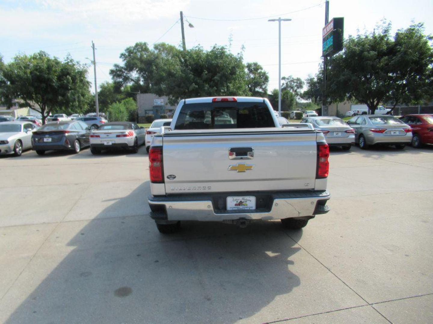 2014 SILVER CHEVROLET SILVERADO 1500 CREW CAB LT (3GCUKREC2EG) with an 5.3L engine, Automatic transmission, located at 908 SE 14th Street, Des Moines, IA, 50317, (515) 281-0330, 41.580303, -93.597046 - Photo#5