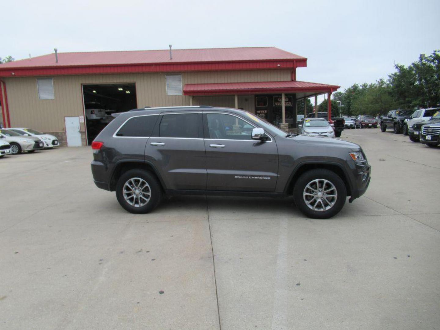 2014 GRAY JEEP GRAND CHEROKEE LIMITED (1C4RJFBG1EC) with an 3.6L engine, Automatic transmission, located at 908 SE 14th Street, Des Moines, IA, 50317, (515) 281-0330, 41.580303, -93.597046 - Photo#3