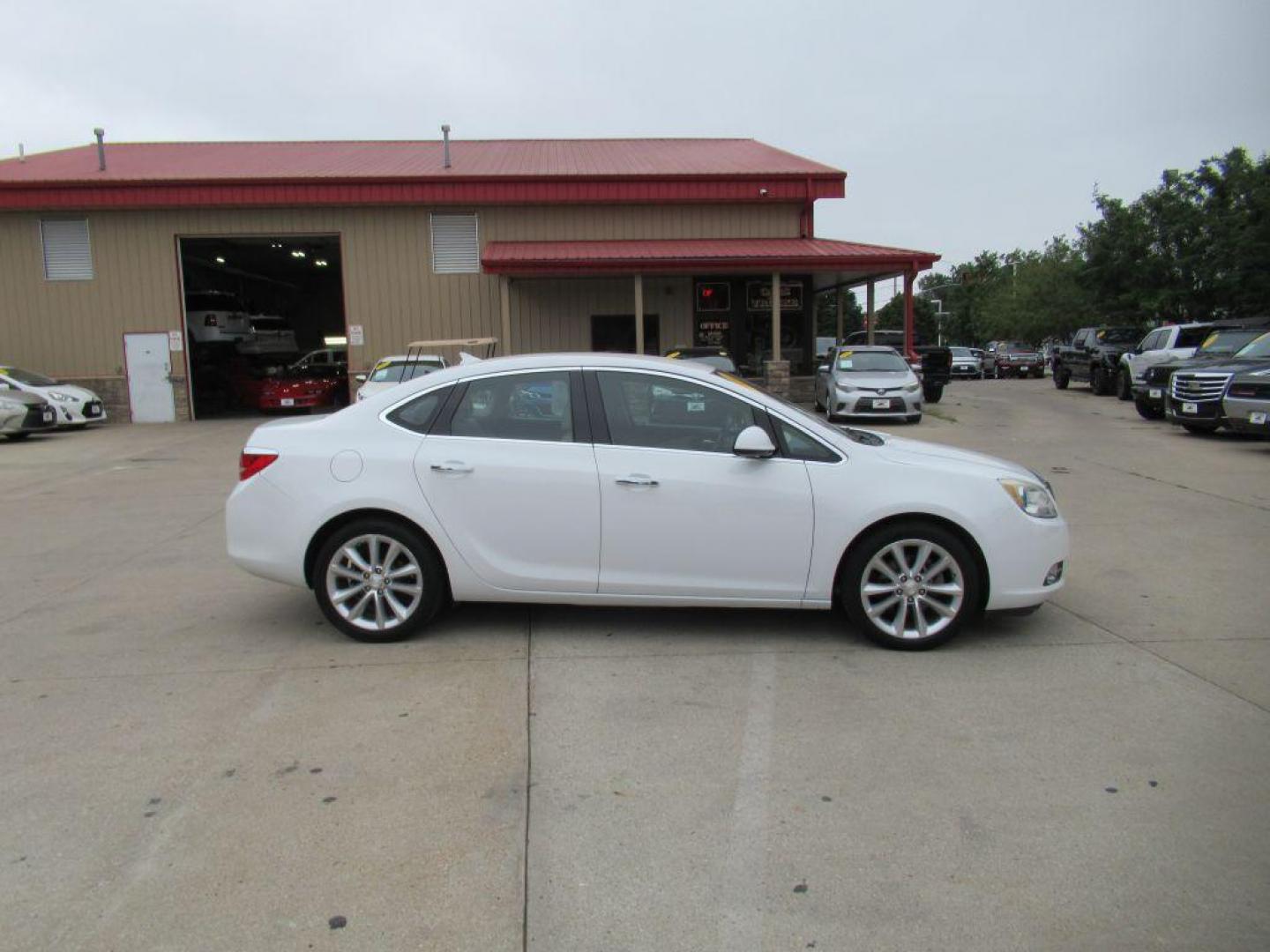 2014 WHITE BUICK VERANO CONVENIENCE (1G4PR5SKXE4) with an 2.4L engine, Automatic transmission, located at 908 SE 14th Street, Des Moines, IA, 50317, (515) 281-0330, 41.580303, -93.597046 - Photo#3