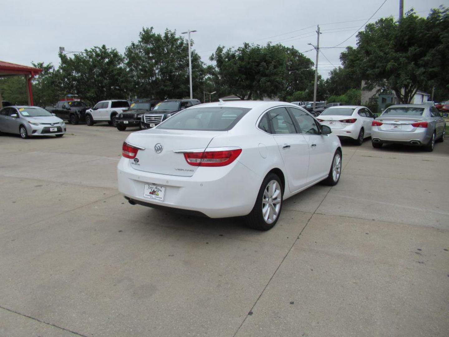 2014 WHITE BUICK VERANO CONVENIENCE (1G4PR5SKXE4) with an 2.4L engine, Automatic transmission, located at 908 SE 14th Street, Des Moines, IA, 50317, (515) 281-0330, 41.580303, -93.597046 - Photo#4