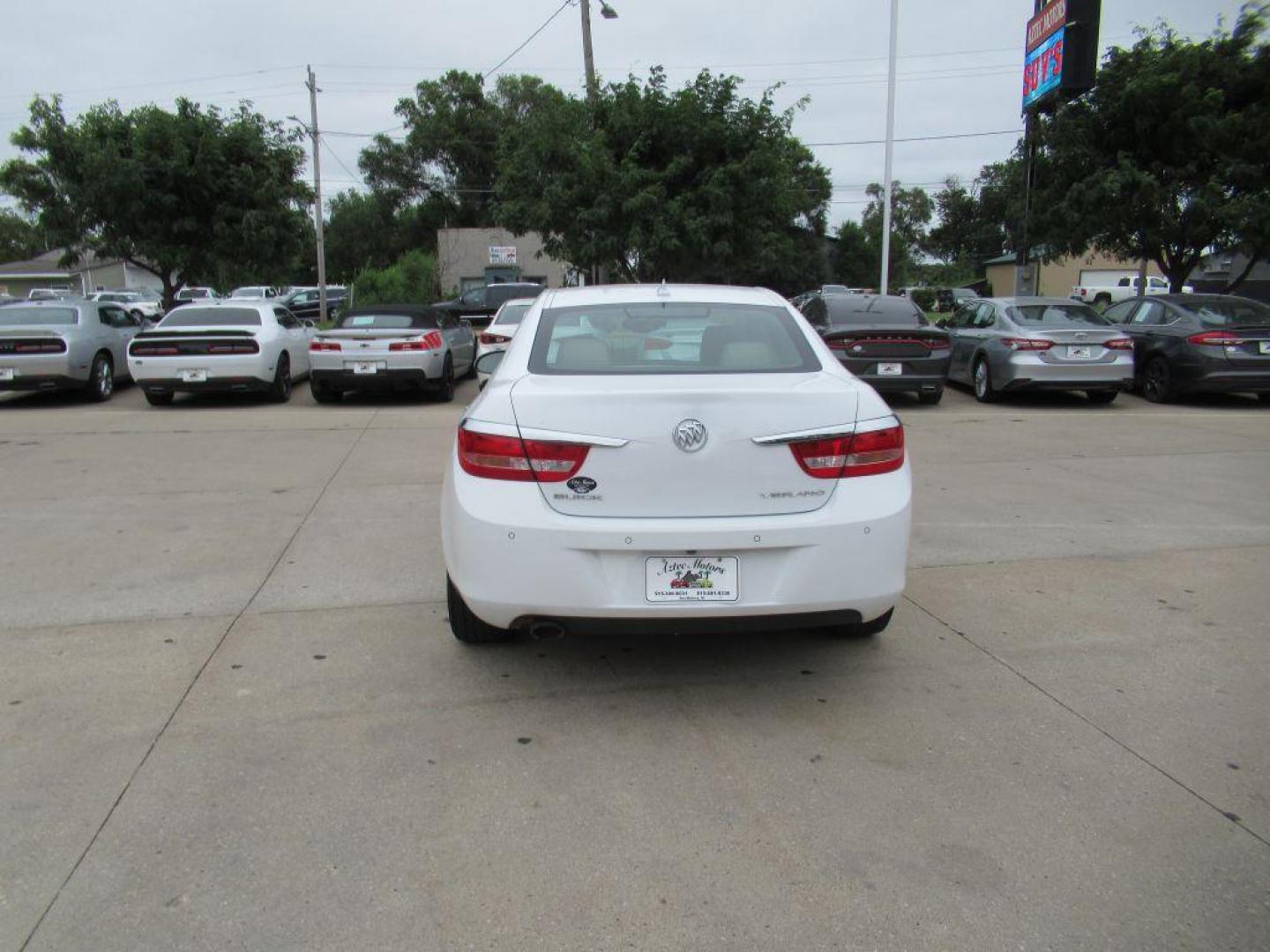 2014 WHITE BUICK VERANO CONVENIENCE (1G4PR5SKXE4) with an 2.4L engine, Automatic transmission, located at 908 SE 14th Street, Des Moines, IA, 50317, (515) 281-0330, 41.580303, -93.597046 - Photo#5