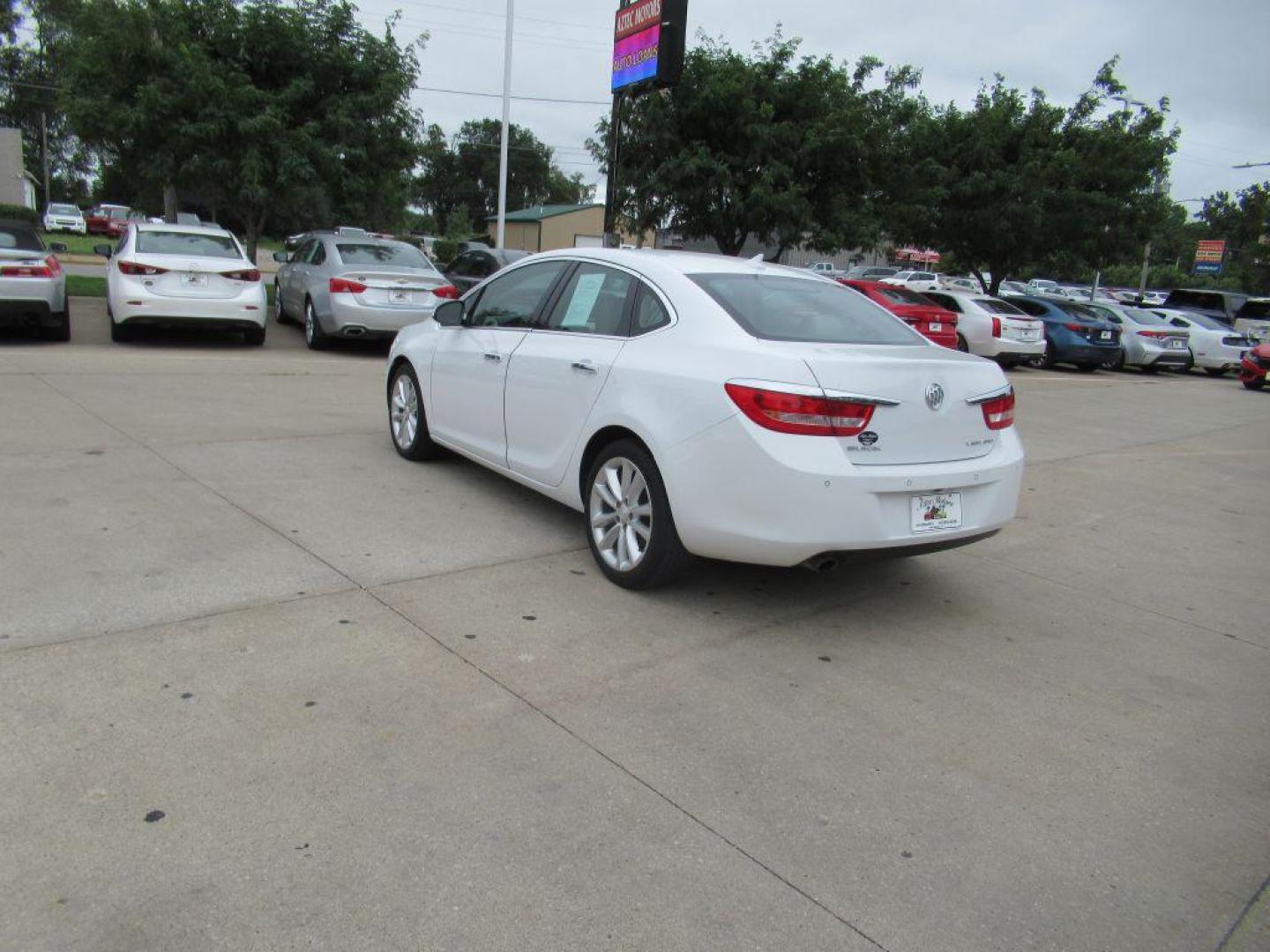 2014 WHITE BUICK VERANO CONVENIENCE (1G4PR5SKXE4) with an 2.4L engine, Automatic transmission, located at 908 SE 14th Street, Des Moines, IA, 50317, (515) 281-0330, 41.580303, -93.597046 - Photo#6