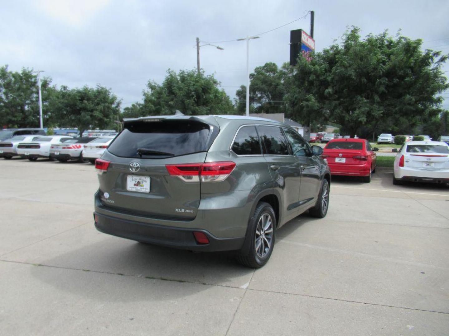 2018 GREEN TOYOTA HIGHLANDER SE (5TDJZRFH9JS) with an 3.5L engine, Automatic transmission, located at 908 SE 14th Street, Des Moines, IA, 50317, (515) 281-0330, 41.580303, -93.597046 - Photo#4