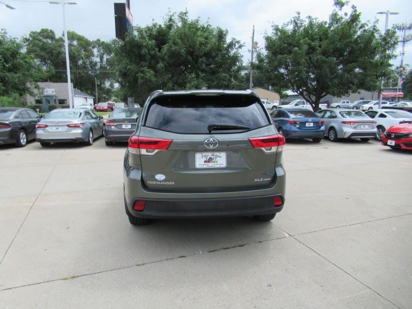 2018 GREEN TOYOTA HIGHLANDER SE (5TDJZRFH9JS) with an 3.5L engine, Automatic transmission, located at 908 SE 14th Street, Des Moines, IA, 50317, (515) 281-0330, 41.580303, -93.597046 - Photo#5