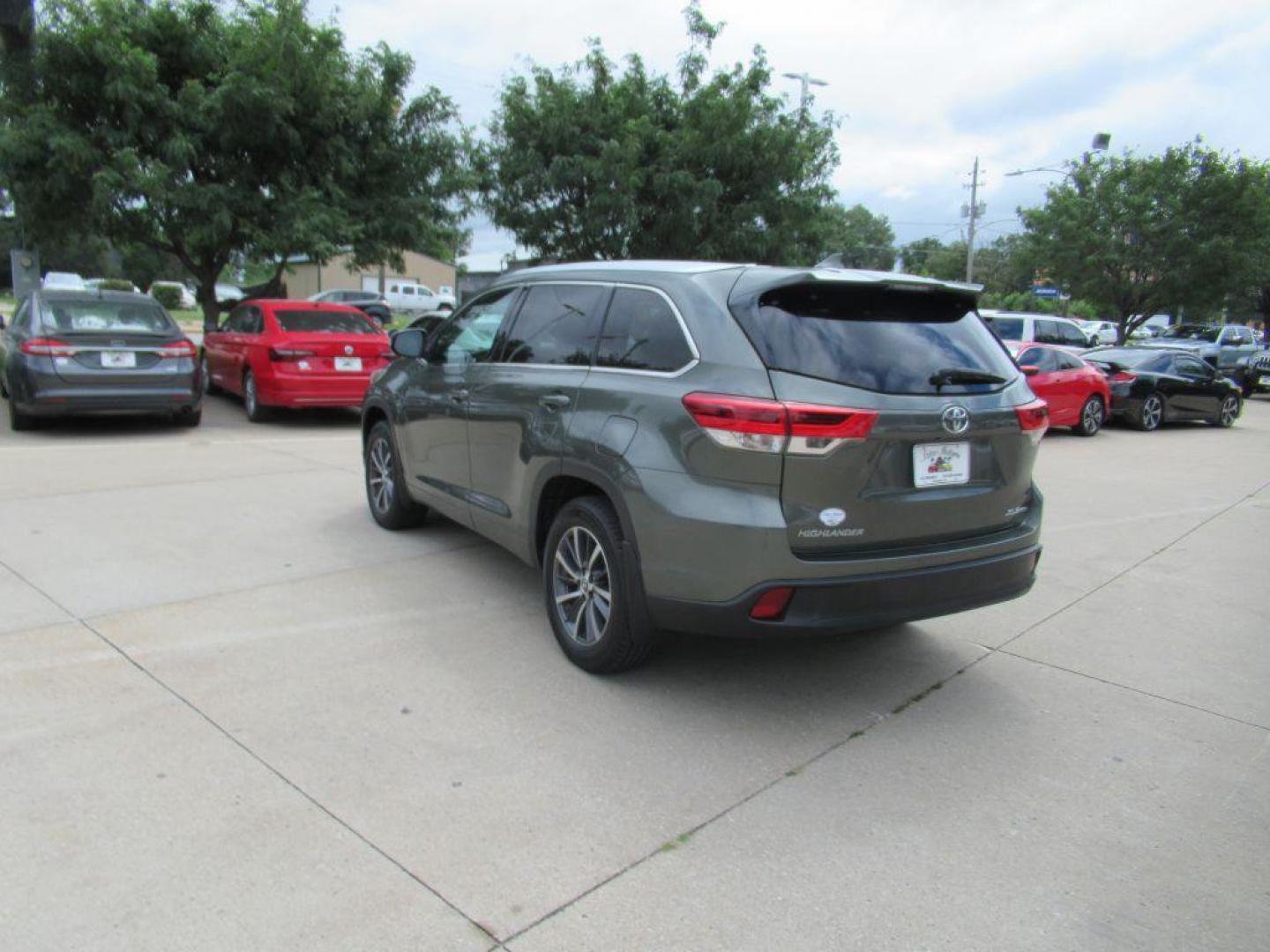 2018 GREEN TOYOTA HIGHLANDER SE (5TDJZRFH9JS) with an 3.5L engine, Automatic transmission, located at 908 SE 14th Street, Des Moines, IA, 50317, (515) 281-0330, 41.580303, -93.597046 - Photo#6