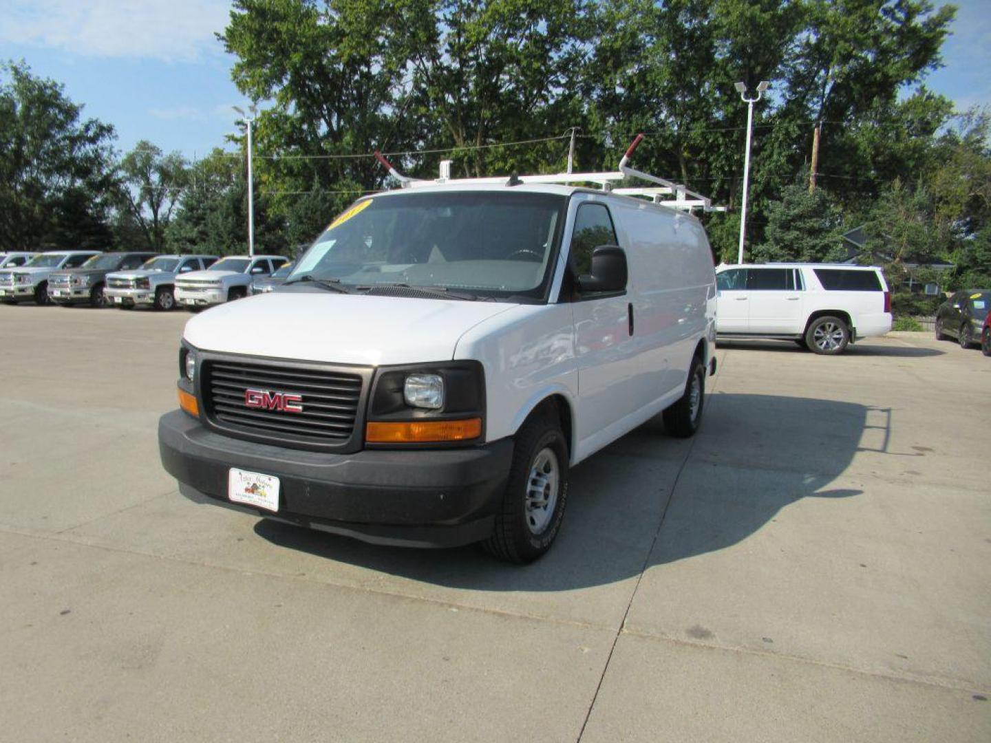 2017 WHITE GMC SAVANA G3500 (1GTZ7GFG5H1) with an 6.0L engine, Automatic transmission, located at 908 SE 14th Street, Des Moines, IA, 50317, (515) 281-0330, 41.580303, -93.597046 - Photo#0