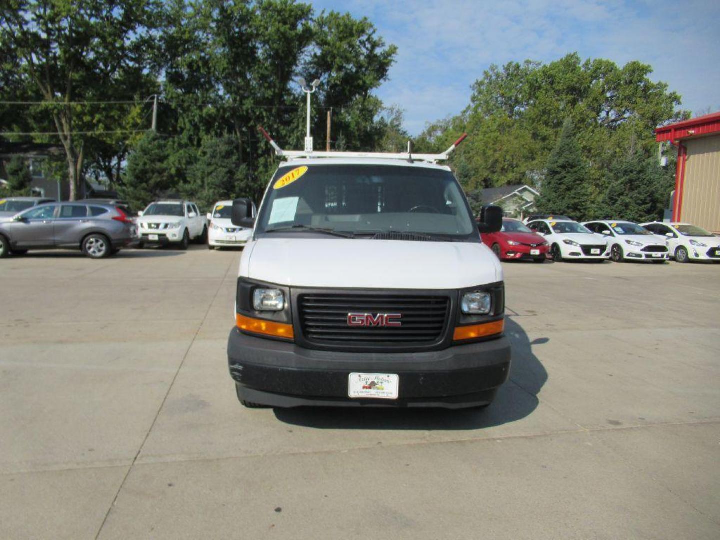 2017 WHITE GMC SAVANA G3500 (1GTZ7GFG5H1) with an 6.0L engine, Automatic transmission, located at 908 SE 14th Street, Des Moines, IA, 50317, (515) 281-0330, 41.580303, -93.597046 - Photo#1