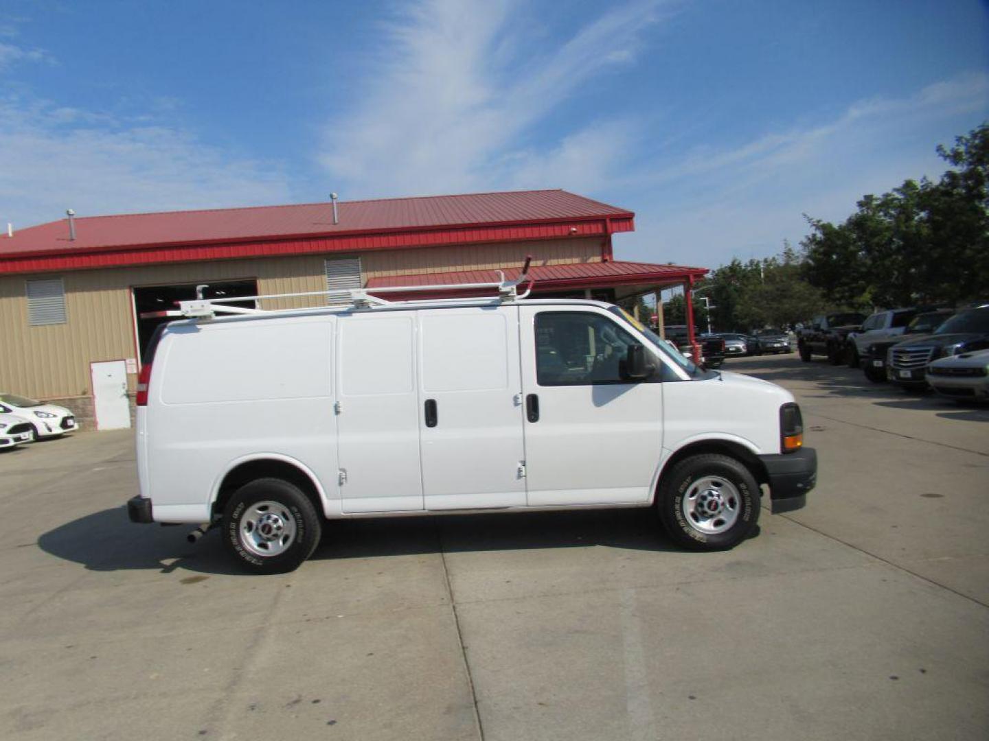 2017 WHITE GMC SAVANA G3500 (1GTZ7GFG5H1) with an 6.0L engine, Automatic transmission, located at 908 SE 14th Street, Des Moines, IA, 50317, (515) 281-0330, 41.580303, -93.597046 - Photo#3