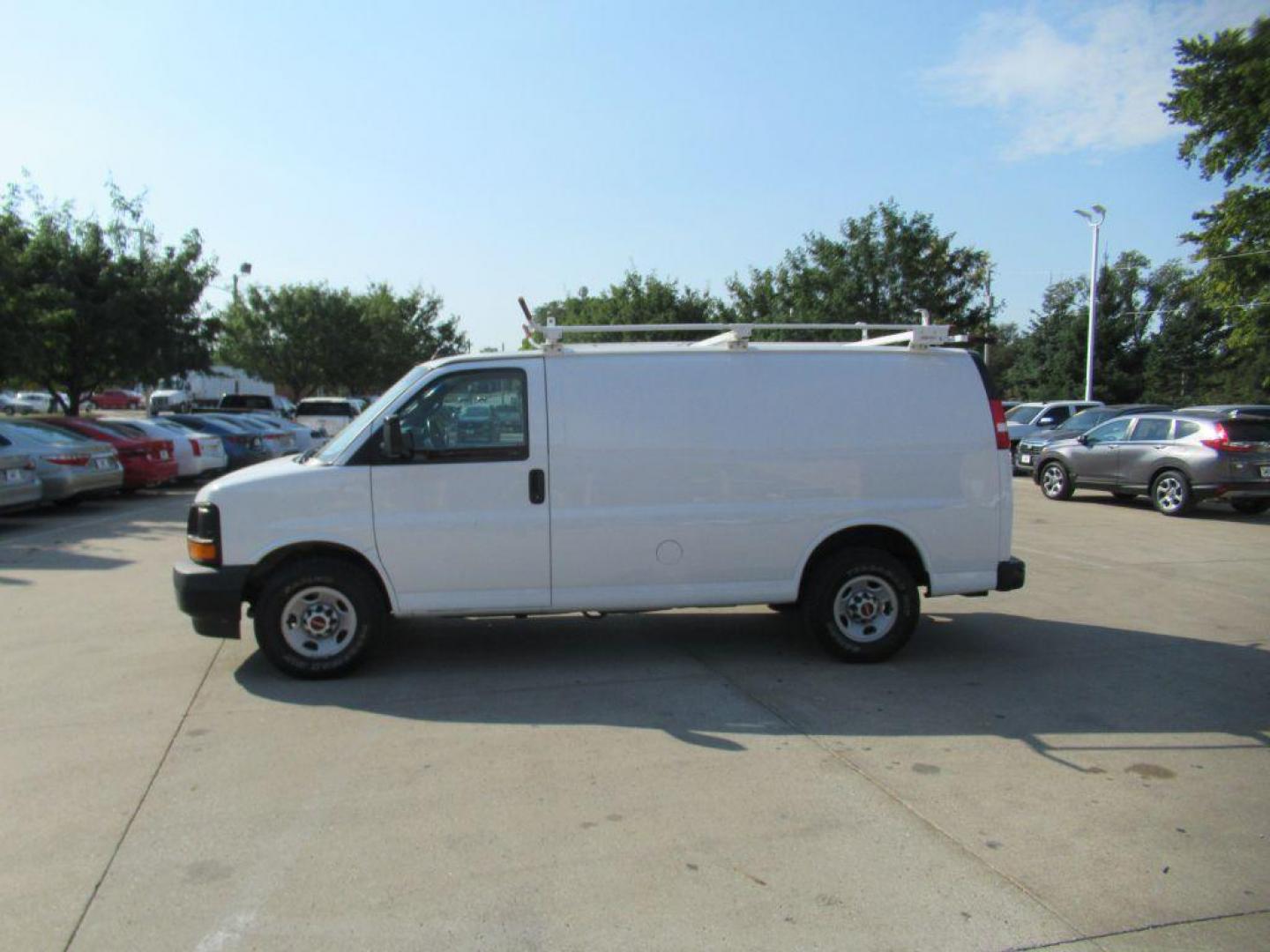 2017 WHITE GMC SAVANA G3500 (1GTZ7GFG5H1) with an 6.0L engine, Automatic transmission, located at 908 SE 14th Street, Des Moines, IA, 50317, (515) 281-0330, 41.580303, -93.597046 - Photo#6