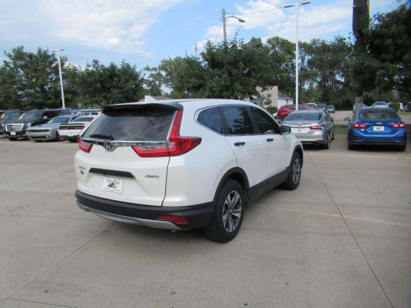 2018 WHITE HONDA CR-V LX (5J6RW6H34JL) with an 2.4L engine, Continuously Variable transmission, located at 908 SE 14th Street, Des Moines, IA, 50317, (515) 281-0330, 41.580303, -93.597046 - Photo#4