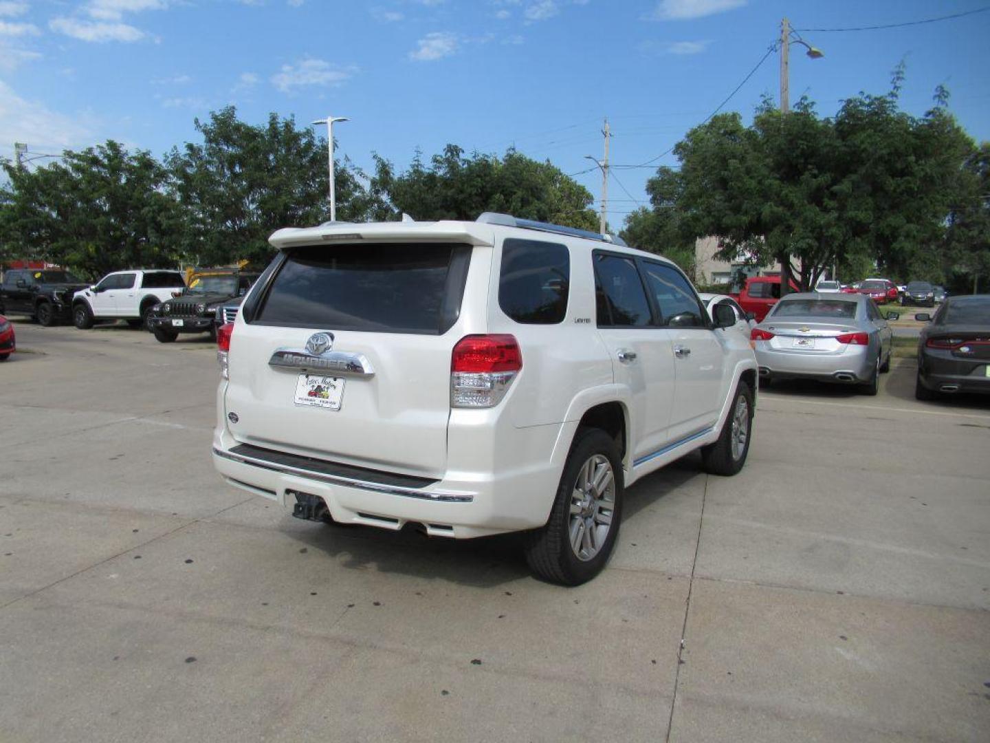 2013 WHITE TOYOTA 4RUNNER SR5 (JTEBU5JRXD5) with an 4.0L engine, Automatic transmission, located at 908 SE 14th Street, Des Moines, IA, 50317, (515) 281-0330, 41.580303, -93.597046 - Photo#4