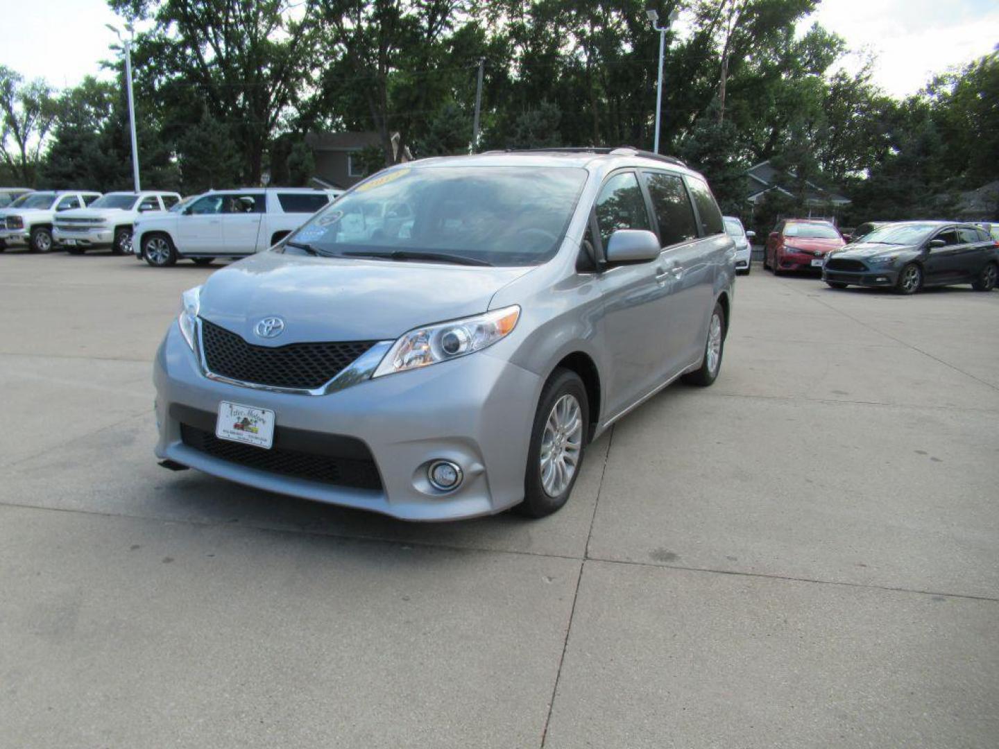 2013 SILVER TOYOTA SIENNA XLE (5TDYK3DC5DS) with an 3.5L engine, Automatic transmission, located at 908 SE 14th Street, Des Moines, IA, 50317, (515) 281-0330, 41.580303, -93.597046 - Photo#0