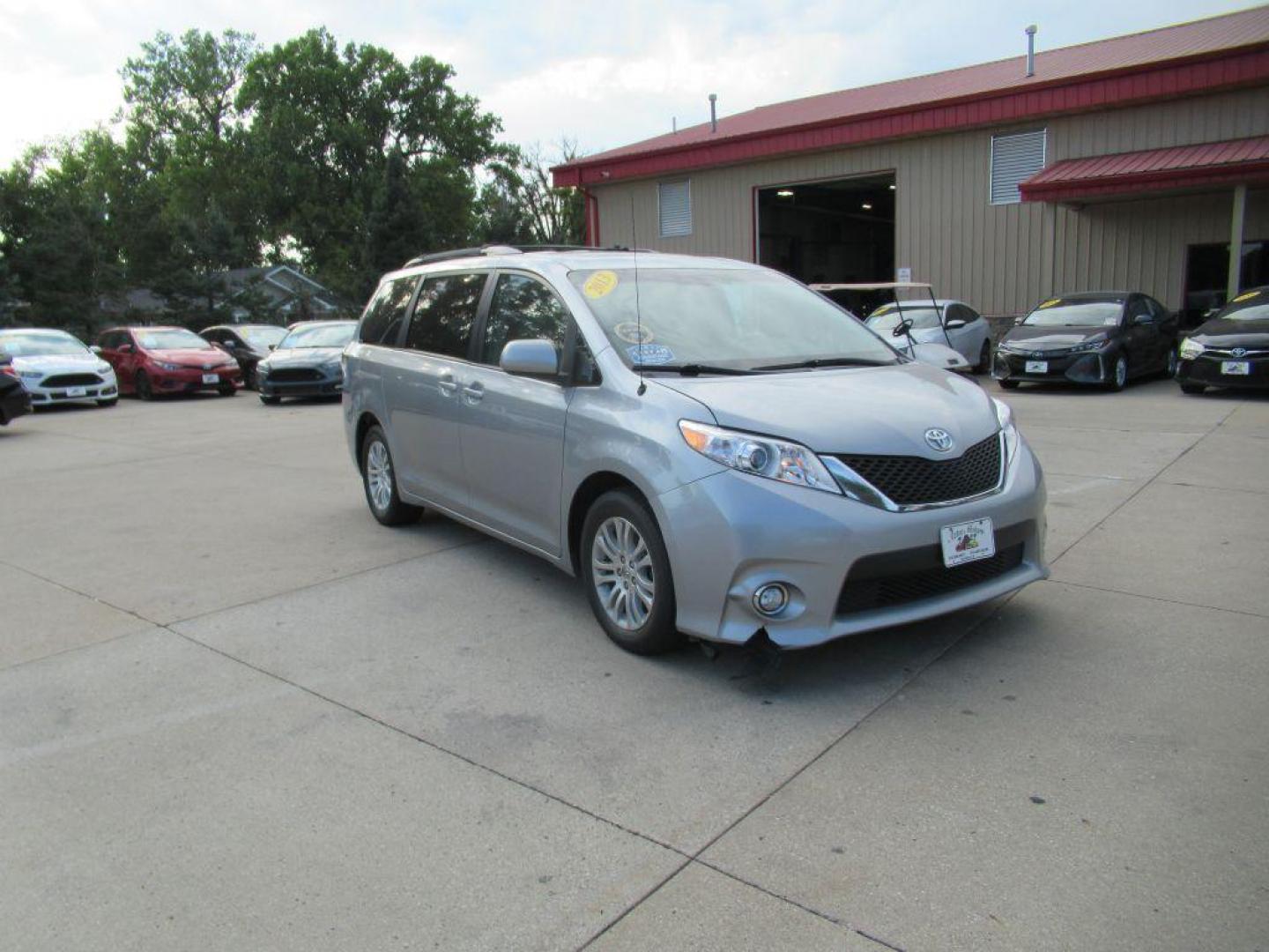 2013 SILVER TOYOTA SIENNA XLE (5TDYK3DC5DS) with an 3.5L engine, Automatic transmission, located at 908 SE 14th Street, Des Moines, IA, 50317, (515) 281-0330, 41.580303, -93.597046 - Photo#2