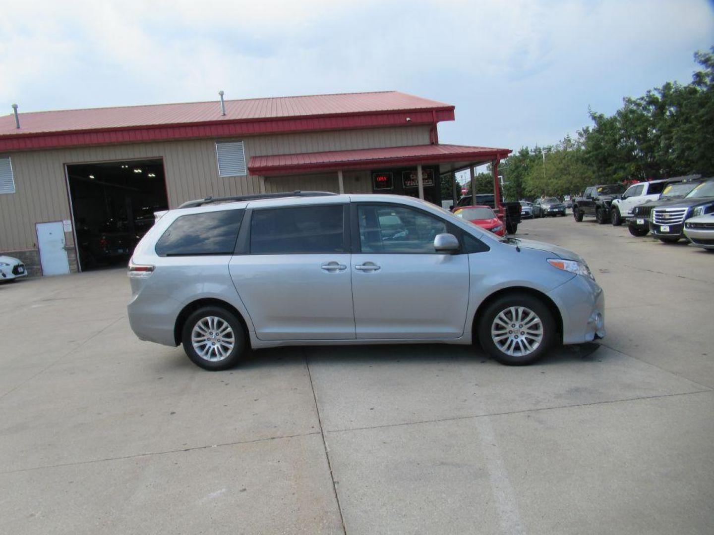 2013 SILVER TOYOTA SIENNA XLE (5TDYK3DC5DS) with an 3.5L engine, Automatic transmission, located at 908 SE 14th Street, Des Moines, IA, 50317, (515) 281-0330, 41.580303, -93.597046 - Photo#3