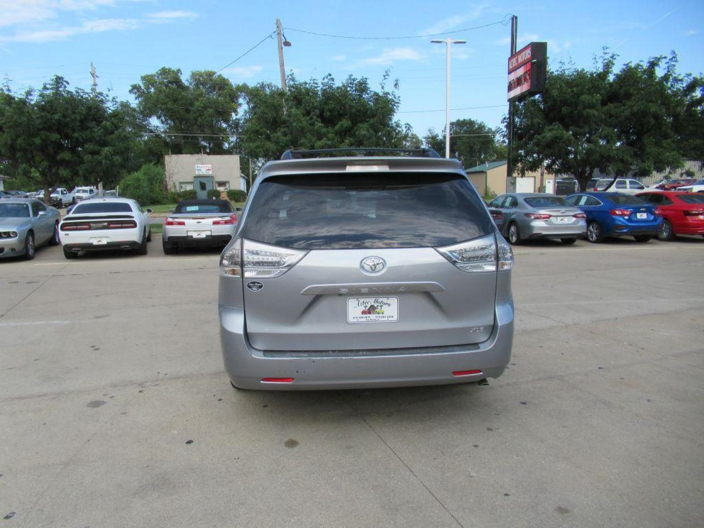 2013 SILVER TOYOTA SIENNA XLE (5TDYK3DC5DS) with an 3.5L engine, Automatic transmission, located at 908 SE 14th Street, Des Moines, IA, 50317, (515) 281-0330, 41.580303, -93.597046 - Photo#5