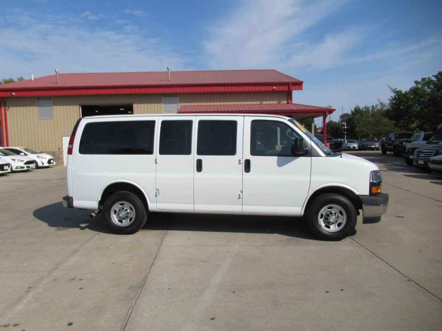 2017 WHITE CHEVROLET EXPRESS G2500 LT (1GAWGFFF9H1) with an 4.8L engine, Continuously Variable transmission, located at 908 SE 14th Street, Des Moines, IA, 50317, (515) 281-0330, 41.580303, -93.597046 - Photo#3