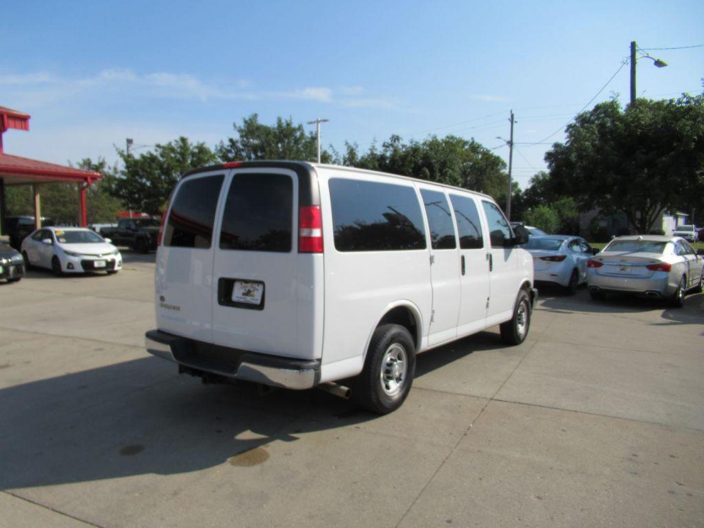 2017 WHITE CHEVROLET EXPRESS G2500 LT (1GAWGFFF9H1) with an 4.8L engine, Continuously Variable transmission, located at 908 SE 14th Street, Des Moines, IA, 50317, (515) 281-0330, 41.580303, -93.597046 - Photo#4