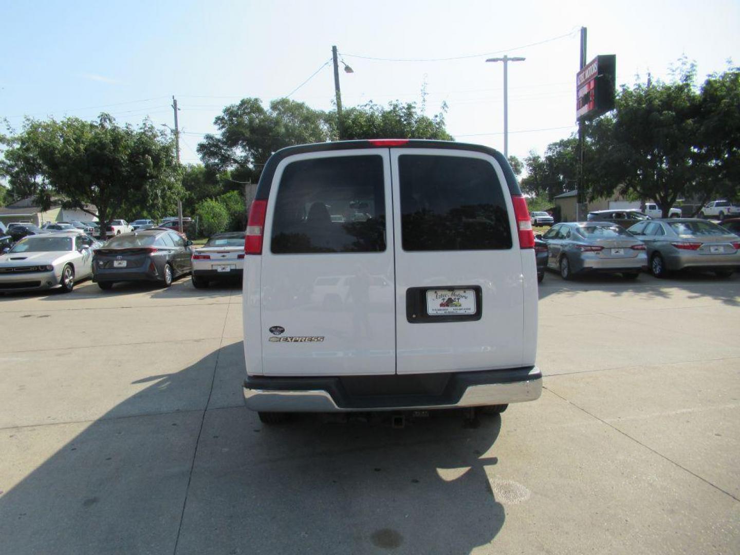 2017 WHITE CHEVROLET EXPRESS G2500 LT (1GAWGFFF9H1) with an 4.8L engine, Continuously Variable transmission, located at 908 SE 14th Street, Des Moines, IA, 50317, (515) 281-0330, 41.580303, -93.597046 - Photo#5