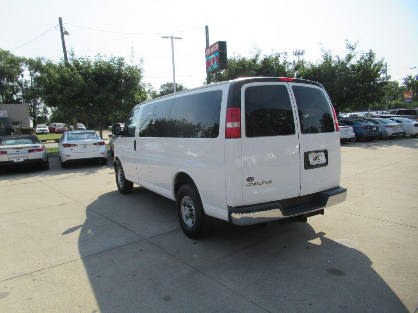 2017 WHITE CHEVROLET EXPRESS G2500 LT (1GAWGFFF9H1) with an 4.8L engine, Continuously Variable transmission, located at 908 SE 14th Street, Des Moines, IA, 50317, (515) 281-0330, 41.580303, -93.597046 - Photo#6