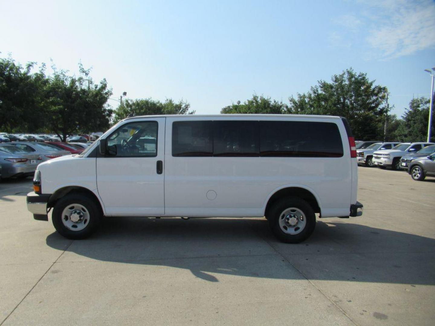 2017 WHITE CHEVROLET EXPRESS G2500 LT (1GAWGFFF9H1) with an 4.8L engine, Continuously Variable transmission, located at 908 SE 14th Street, Des Moines, IA, 50317, (515) 281-0330, 41.580303, -93.597046 - Photo#7