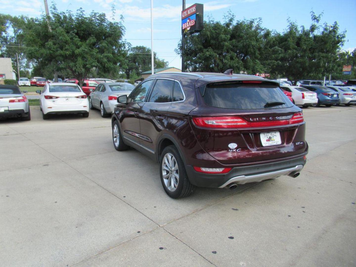 2017 MAROON LINCOLN MKC SELECT (5LMTJ2DH3HU) with an 2.3L engine, Automatic transmission, located at 908 SE 14th Street, Des Moines, IA, 50317, (515) 281-0330, 41.580303, -93.597046 - Photo#6