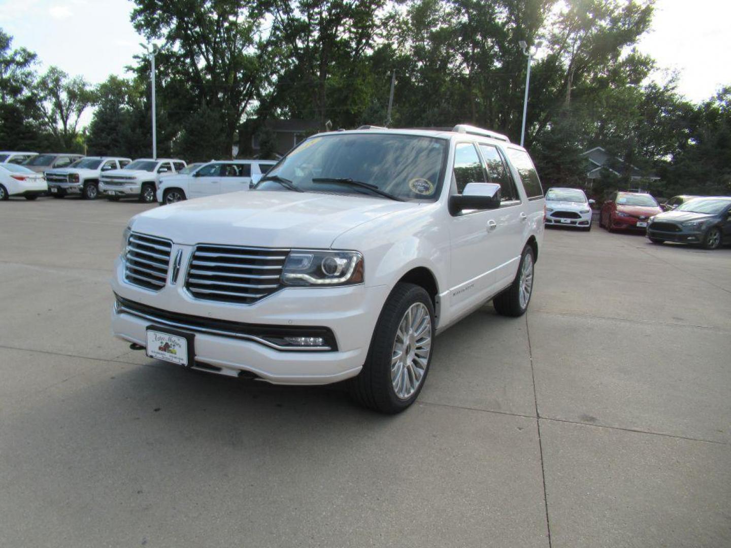 2015 WHITE LINCOLN NAVIGATOR (5LMJJ2JT4FE) with an 3.5L engine, Automatic transmission, located at 908 SE 14th Street, Des Moines, IA, 50317, (515) 281-0330, 41.580303, -93.597046 - Photo#0