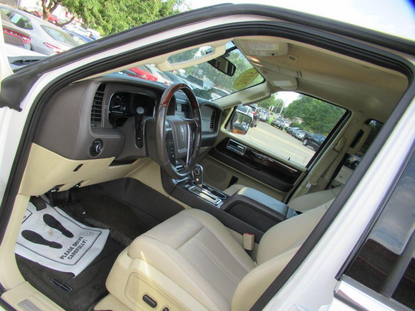 2015 WHITE LINCOLN NAVIGATOR (5LMJJ2JT4FE) with an 3.5L engine, Automatic transmission, located at 908 SE 14th Street, Des Moines, IA, 50317, (515) 281-0330, 41.580303, -93.597046 - Photo#26