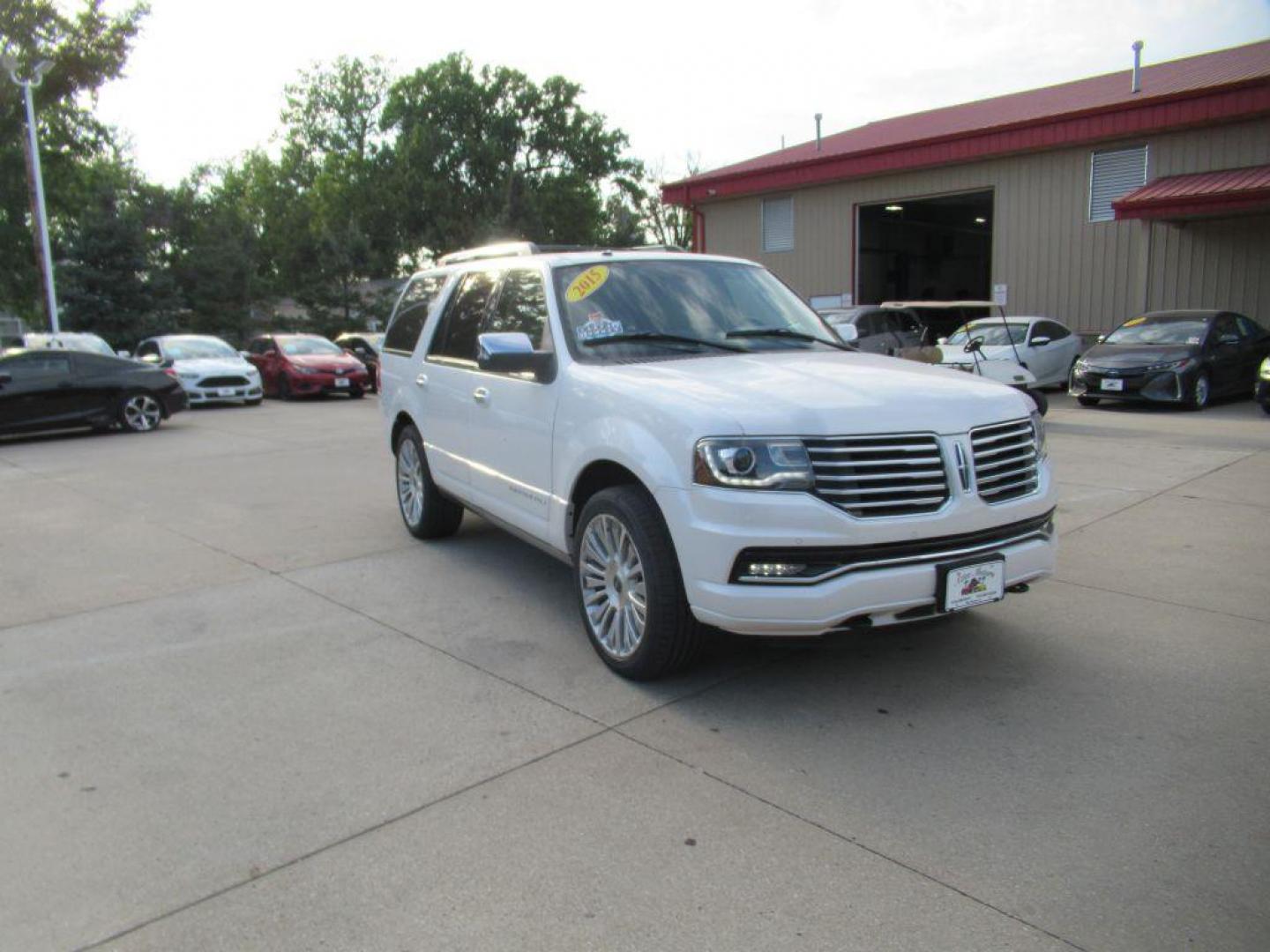 2015 WHITE LINCOLN NAVIGATOR (5LMJJ2JT4FE) with an 3.5L engine, Automatic transmission, located at 908 SE 14th Street, Des Moines, IA, 50317, (515) 281-0330, 41.580303, -93.597046 - Photo#2