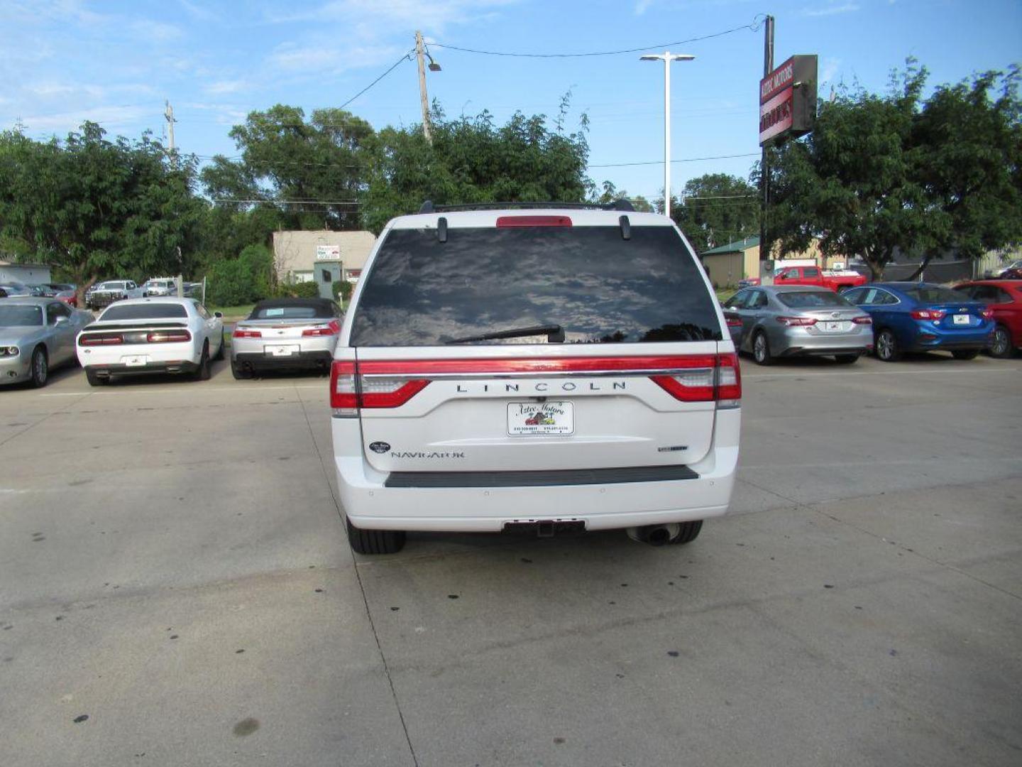 2015 WHITE LINCOLN NAVIGATOR (5LMJJ2JT4FE) with an 3.5L engine, Automatic transmission, located at 908 SE 14th Street, Des Moines, IA, 50317, (515) 281-0330, 41.580303, -93.597046 - Photo#5