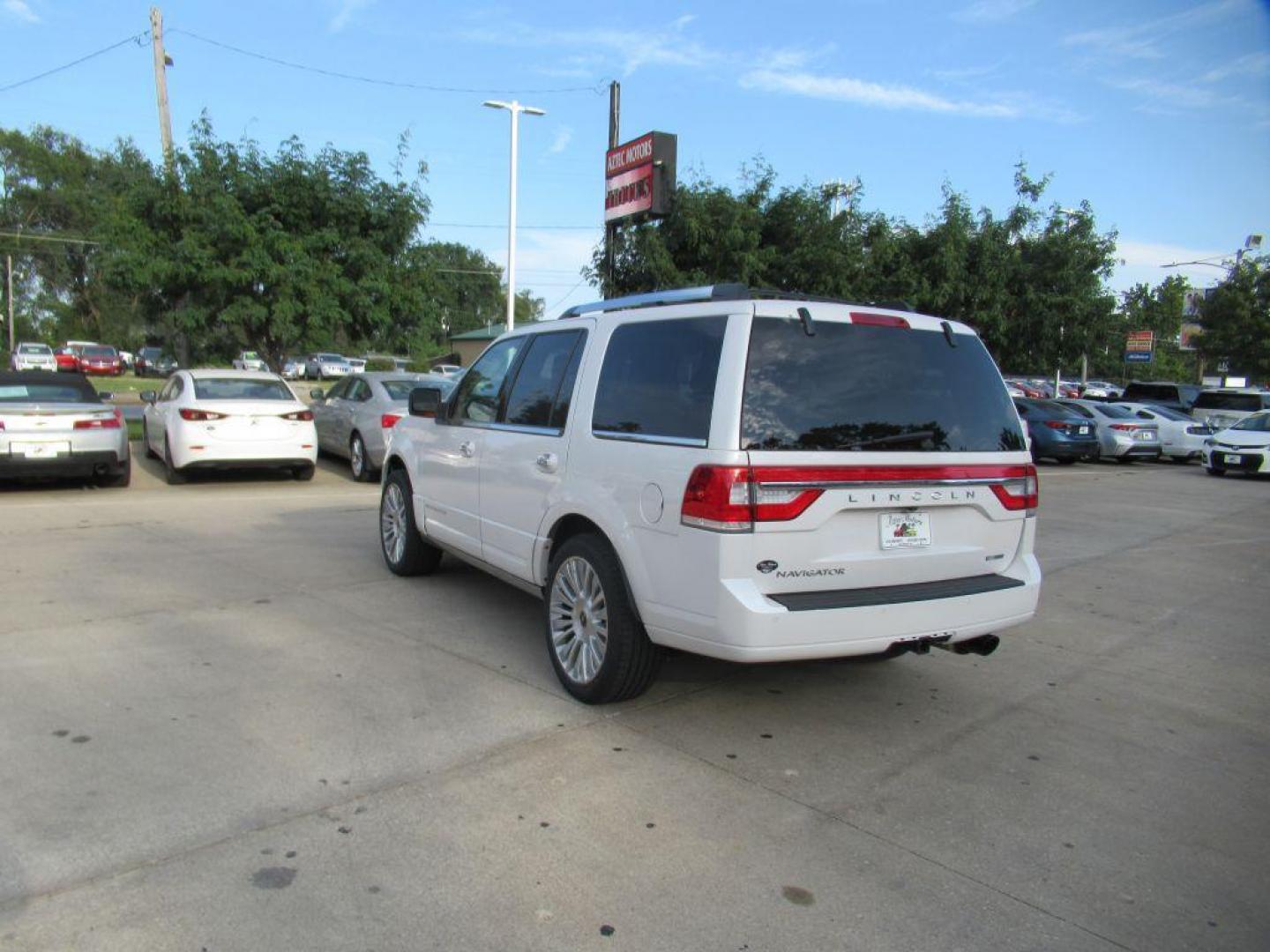 2015 WHITE LINCOLN NAVIGATOR (5LMJJ2JT4FE) with an 3.5L engine, Automatic transmission, located at 908 SE 14th Street, Des Moines, IA, 50317, (515) 281-0330, 41.580303, -93.597046 - Photo#6