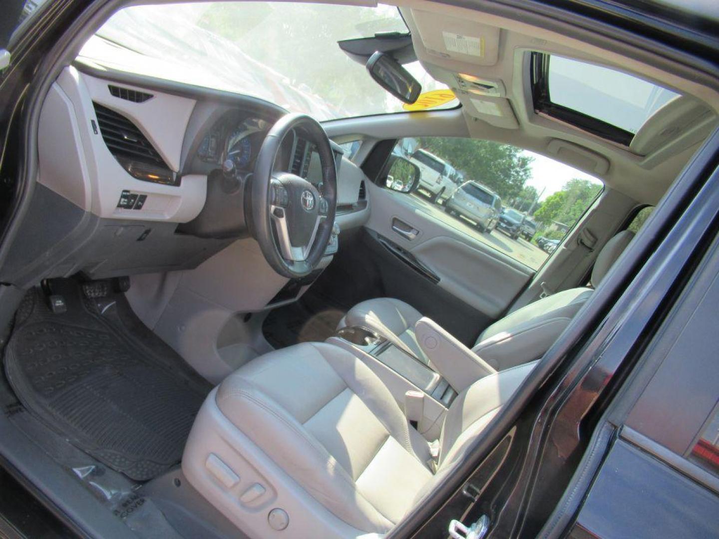 2019 BLACK TOYOTA SIENNA XLE (5TDYZ3DC2KS) with an 3.5L engine, Automatic transmission, located at 908 SE 14th Street, Des Moines, IA, 50317, (515) 281-0330, 41.580303, -93.597046 - Photo#24