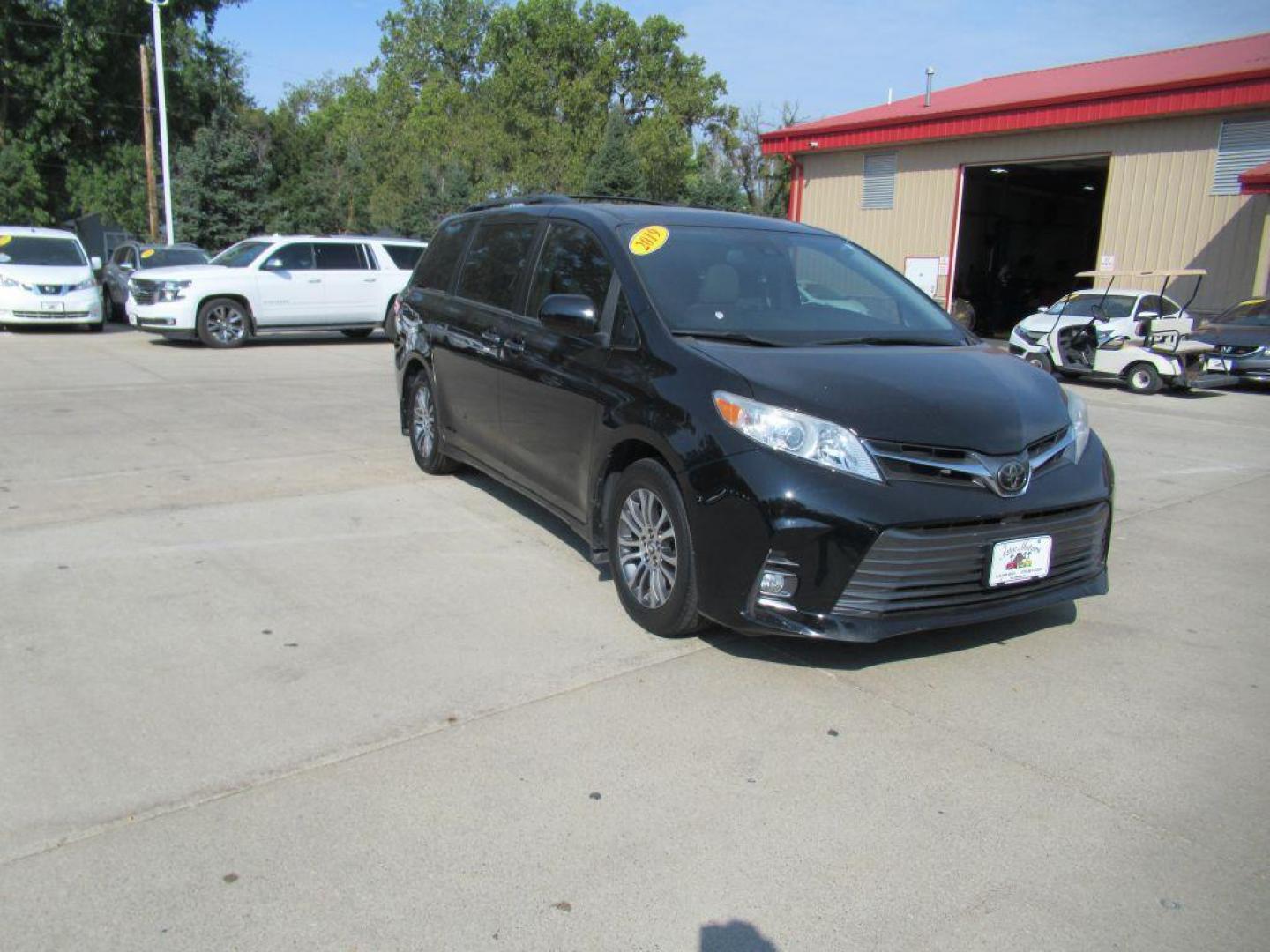 2019 BLACK TOYOTA SIENNA XLE (5TDYZ3DC2KS) with an 3.5L engine, Automatic transmission, located at 908 SE 14th Street, Des Moines, IA, 50317, (515) 281-0330, 41.580303, -93.597046 - Photo#2