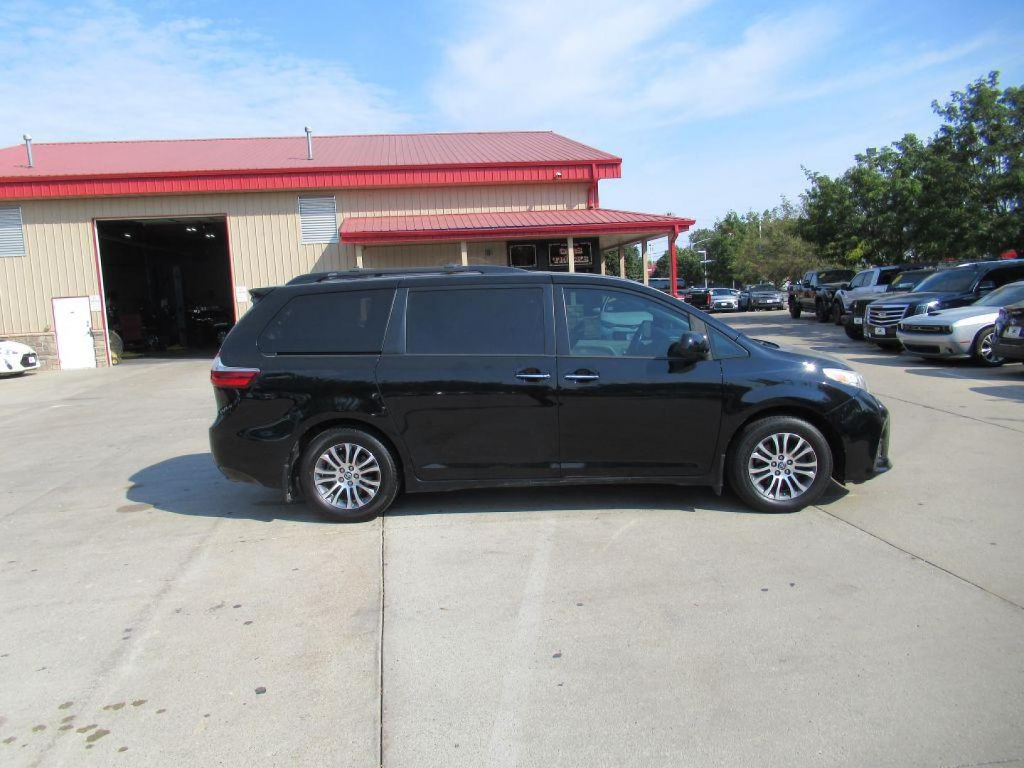 2019 BLACK TOYOTA SIENNA XLE (5TDYZ3DC2KS) with an 3.5L engine, Automatic transmission, located at 908 SE 14th Street, Des Moines, IA, 50317, (515) 281-0330, 41.580303, -93.597046 - Photo#3