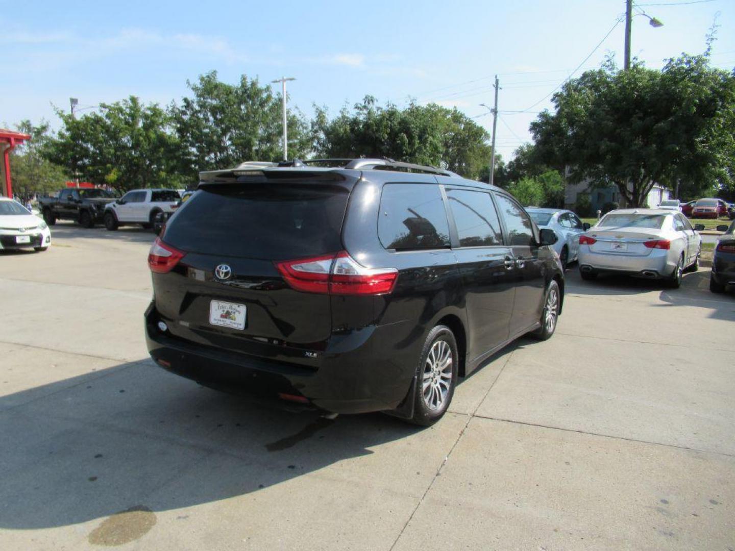 2019 BLACK TOYOTA SIENNA XLE (5TDYZ3DC2KS) with an 3.5L engine, Automatic transmission, located at 908 SE 14th Street, Des Moines, IA, 50317, (515) 281-0330, 41.580303, -93.597046 - Photo#4