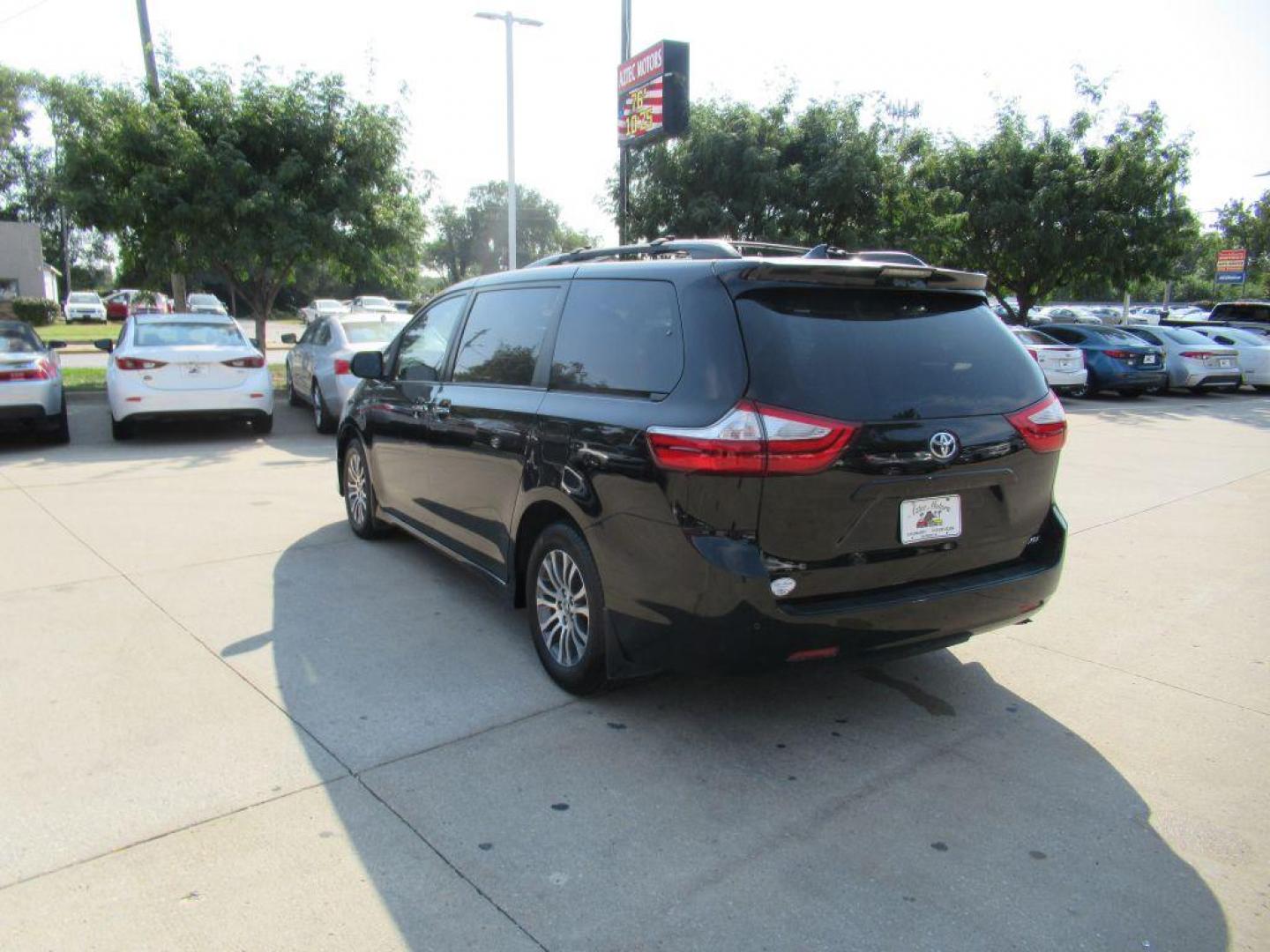 2019 BLACK TOYOTA SIENNA XLE (5TDYZ3DC2KS) with an 3.5L engine, Automatic transmission, located at 908 SE 14th Street, Des Moines, IA, 50317, (515) 281-0330, 41.580303, -93.597046 - Photo#6