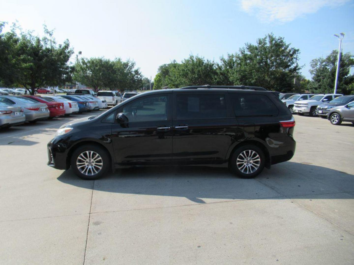 2019 BLACK TOYOTA SIENNA XLE (5TDYZ3DC2KS) with an 3.5L engine, Automatic transmission, located at 908 SE 14th Street, Des Moines, IA, 50317, (515) 281-0330, 41.580303, -93.597046 - Photo#7